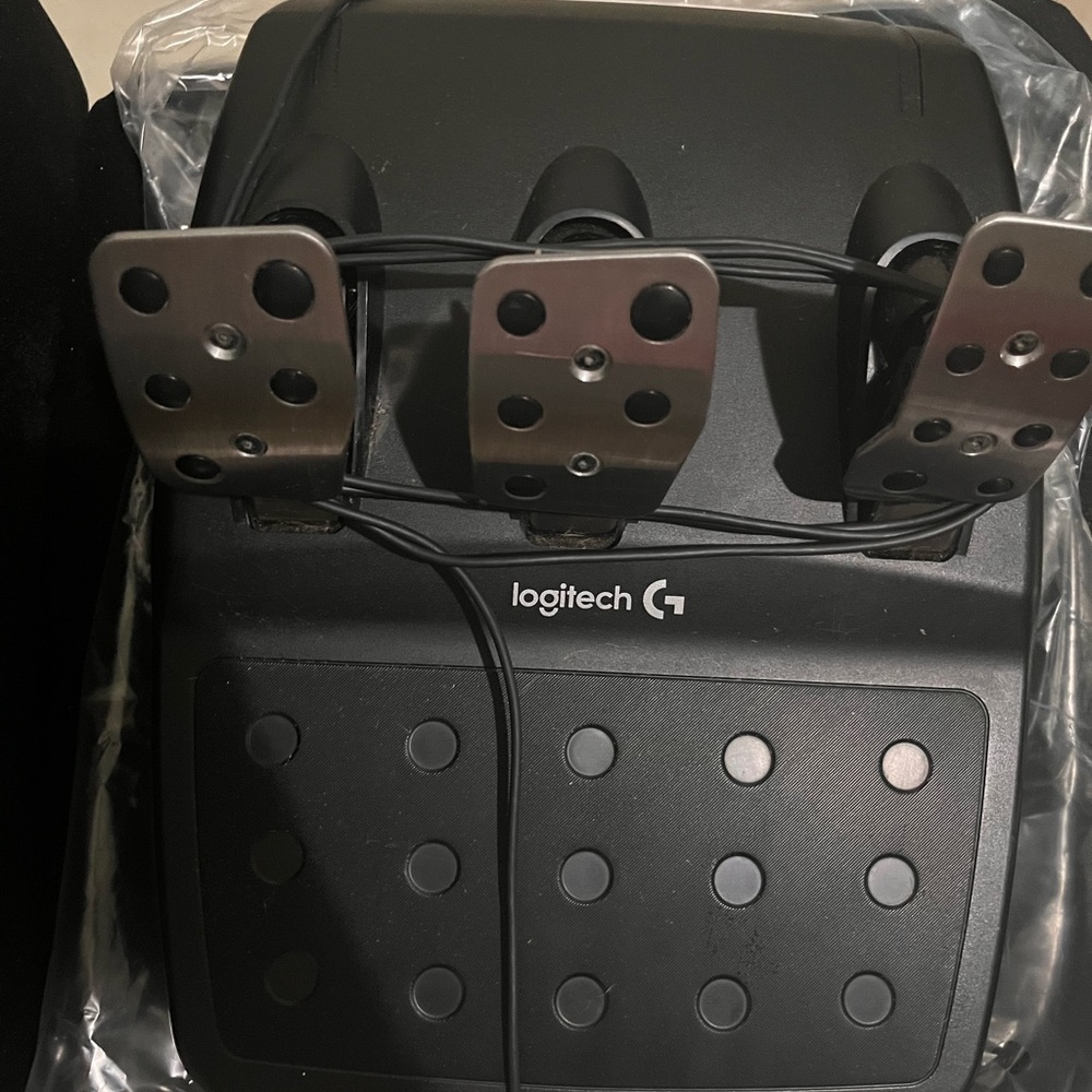 Logitech G29 Racing Wheel Set - Picture 8 of 9
